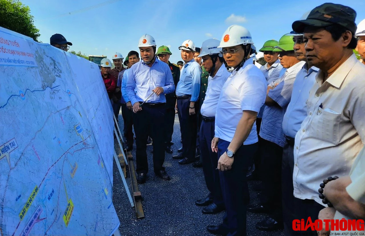 Dự án cao tốc Vạn Ninh - Cam Lộ hoàn thiện hơn 22km nền đường, thảm nhựa 14km- Ảnh 10.