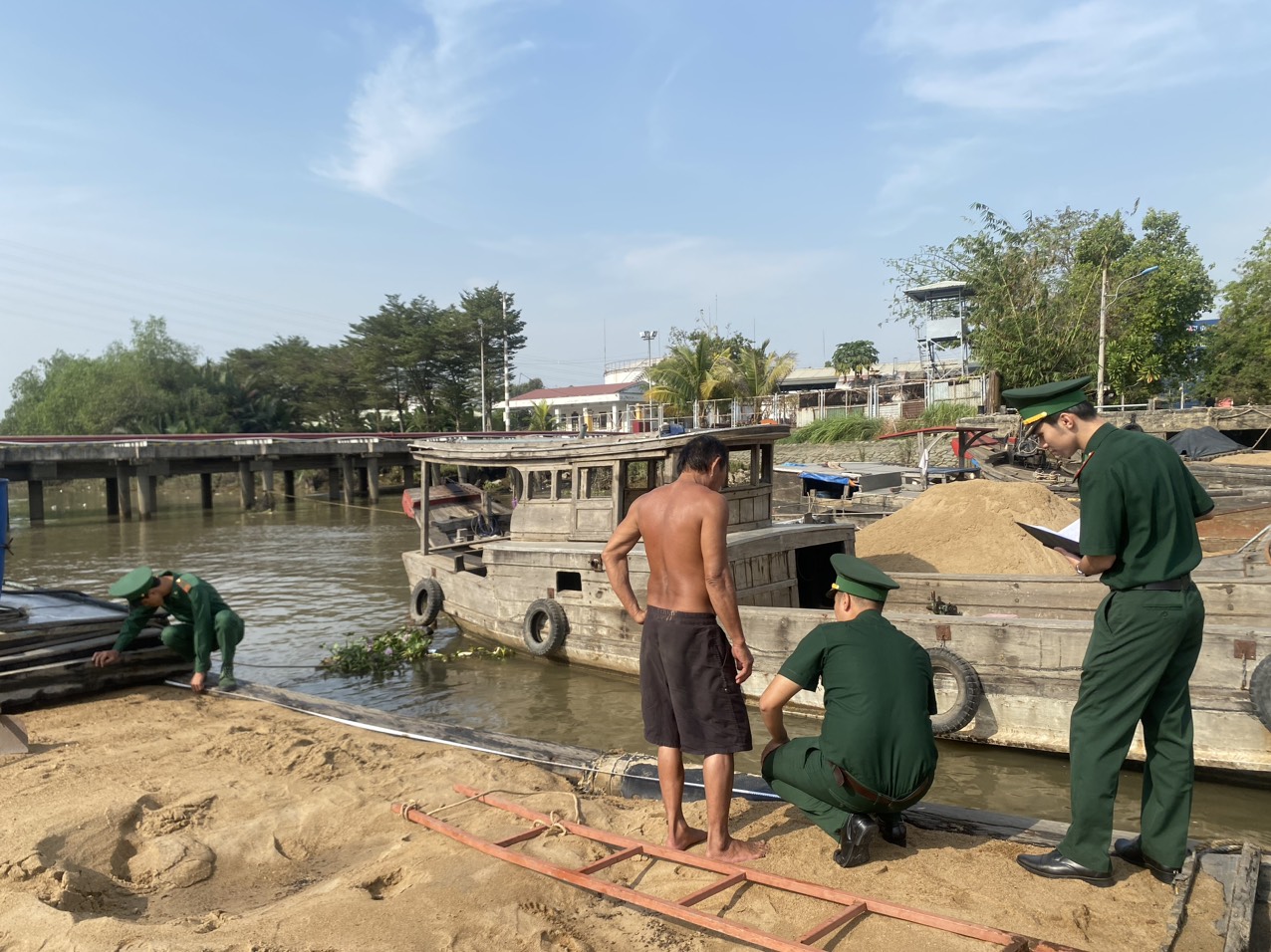 Bộ đội Biên phòng TP.HCM bắt quả tang nhóm hút cát lậu trên sông Đồng Nai- Ảnh 1.