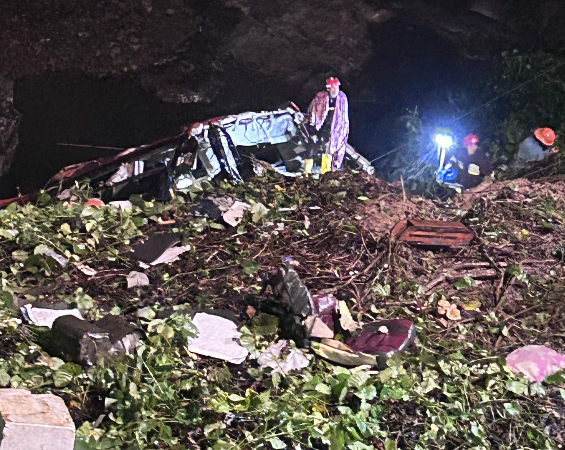Hiện trường vụ xe khách rơi xuống vực ở La Sơn - Hòa Liên, 2 người tử vong- Ảnh 5.