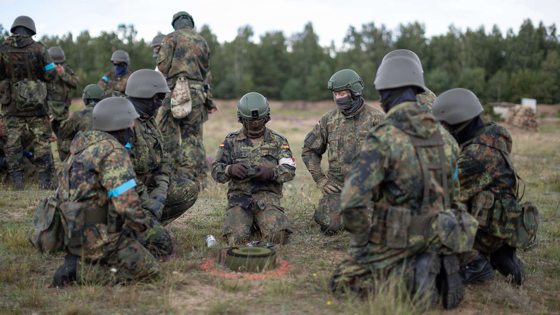 Binh sĩ Ukraine tham gia huấn luyện bom mìn tại Đức (Ảnh: Bộ Quốc phòng Đức)
