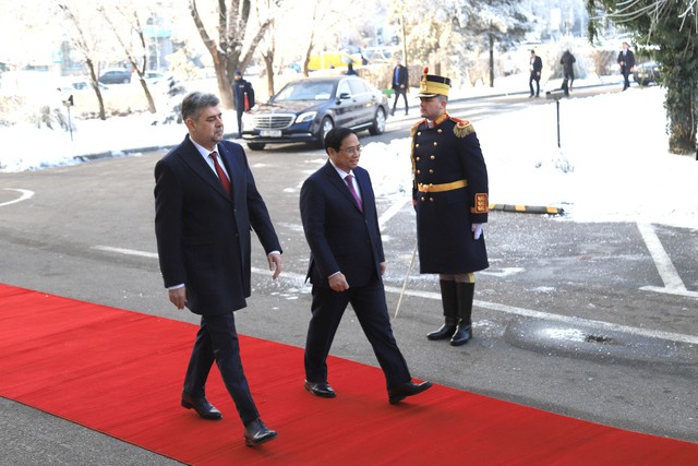 Lễ đón chính thức Thủ tướng Phạm Minh Chính thăm Romania- Ảnh 3.