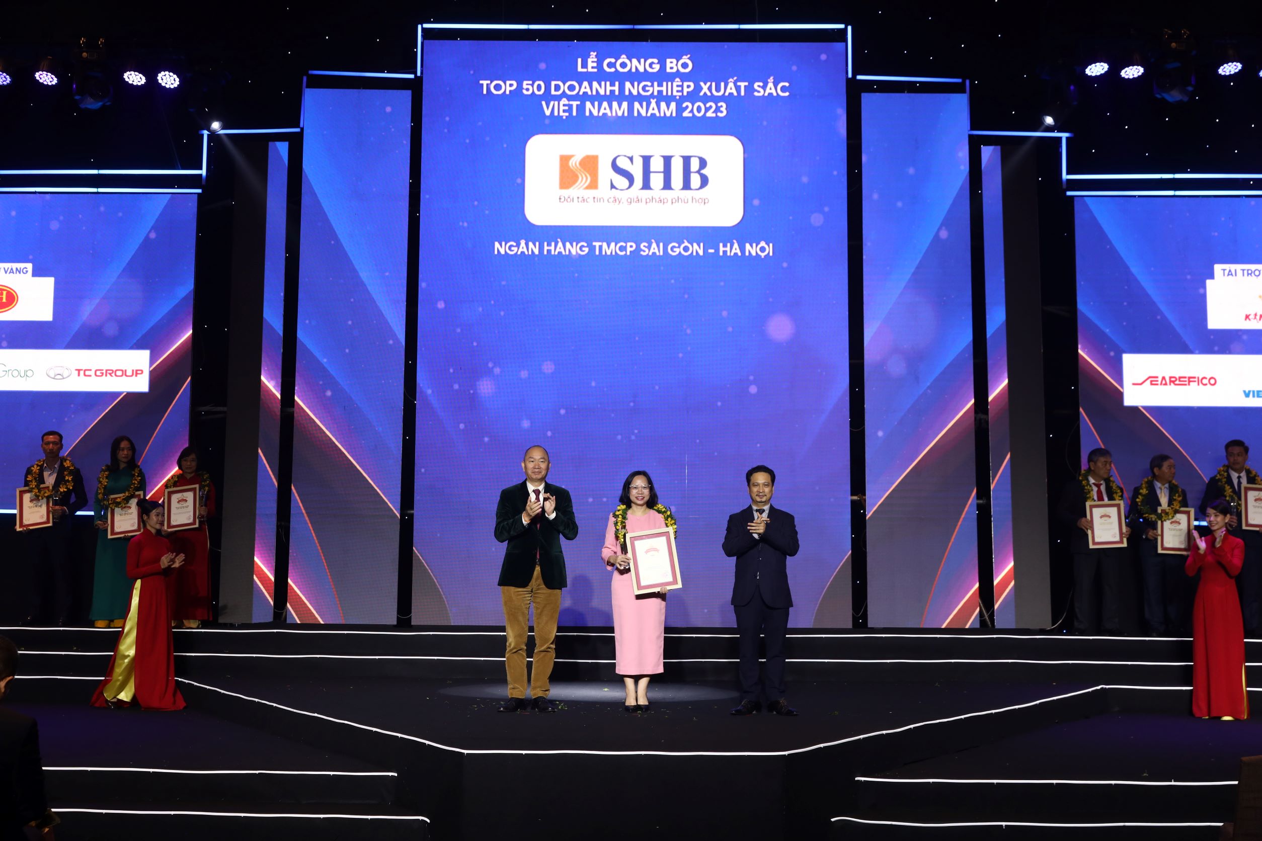 SHB 5 năm liên tiếp được vinh danh “Top 50 doanh nghiệp xuất sắc nhất Việt Nam”- Ảnh 1.
