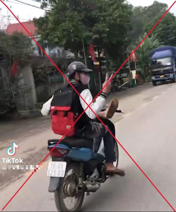 Phú Thọ: Nam sinh điều khiển xe máy bằng chân bị phạt gần 8 triệu đồng- Ảnh 1.