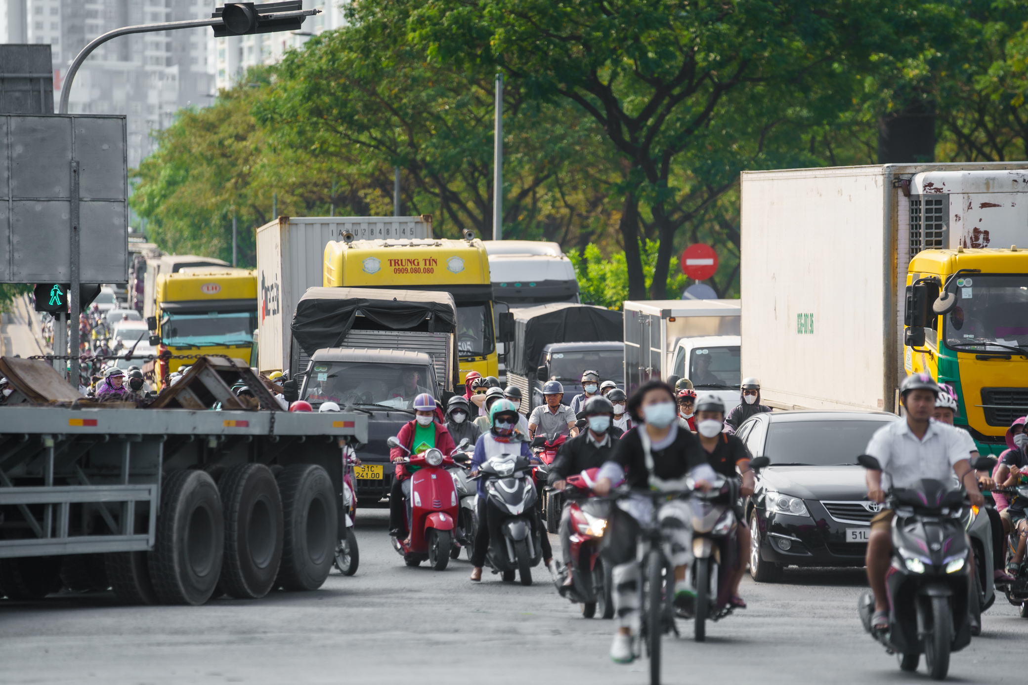 Các phương tiện dày đặc qua giao lộ lớn nhất Nam Sài Gòn- Ảnh 6.