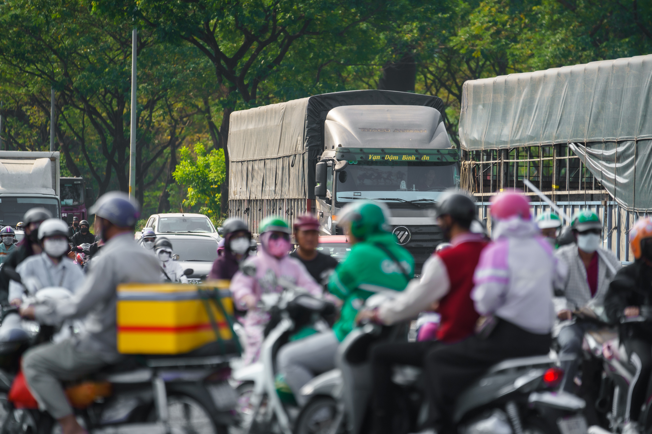 Các phương tiện dày đặc qua giao lộ lớn nhất Nam Sài Gòn- Ảnh 8.