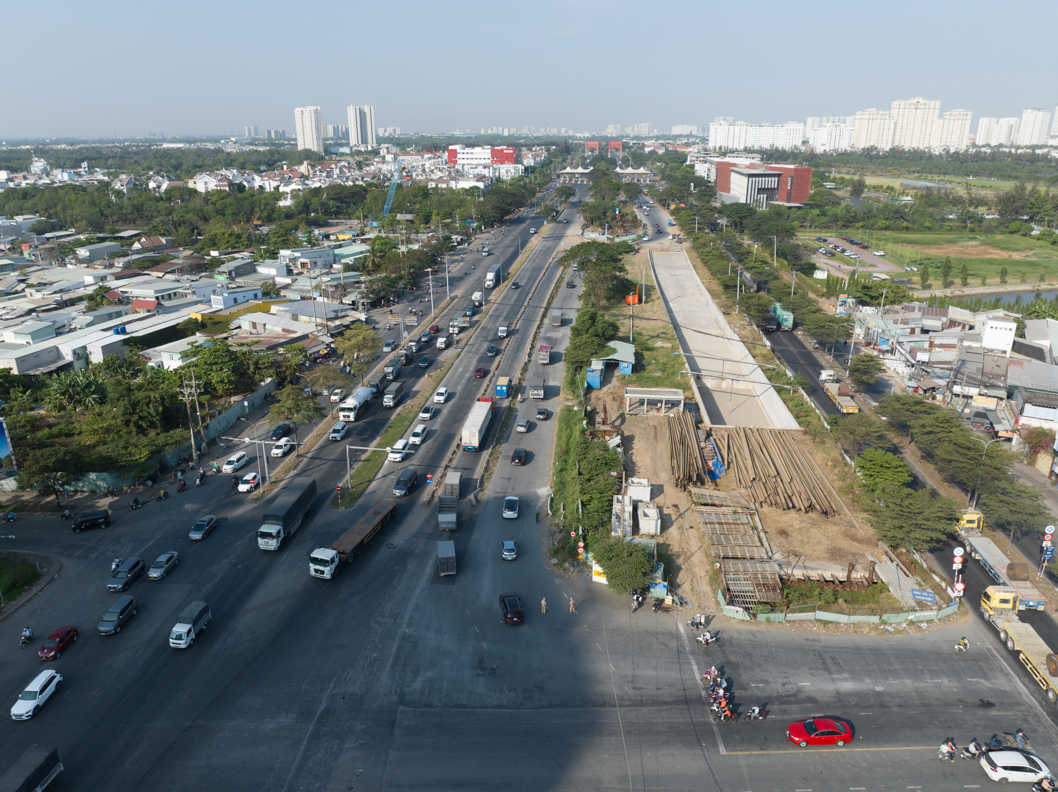 Các phương tiện dày đặc qua giao lộ lớn nhất Nam Sài Gòn- Ảnh 7.