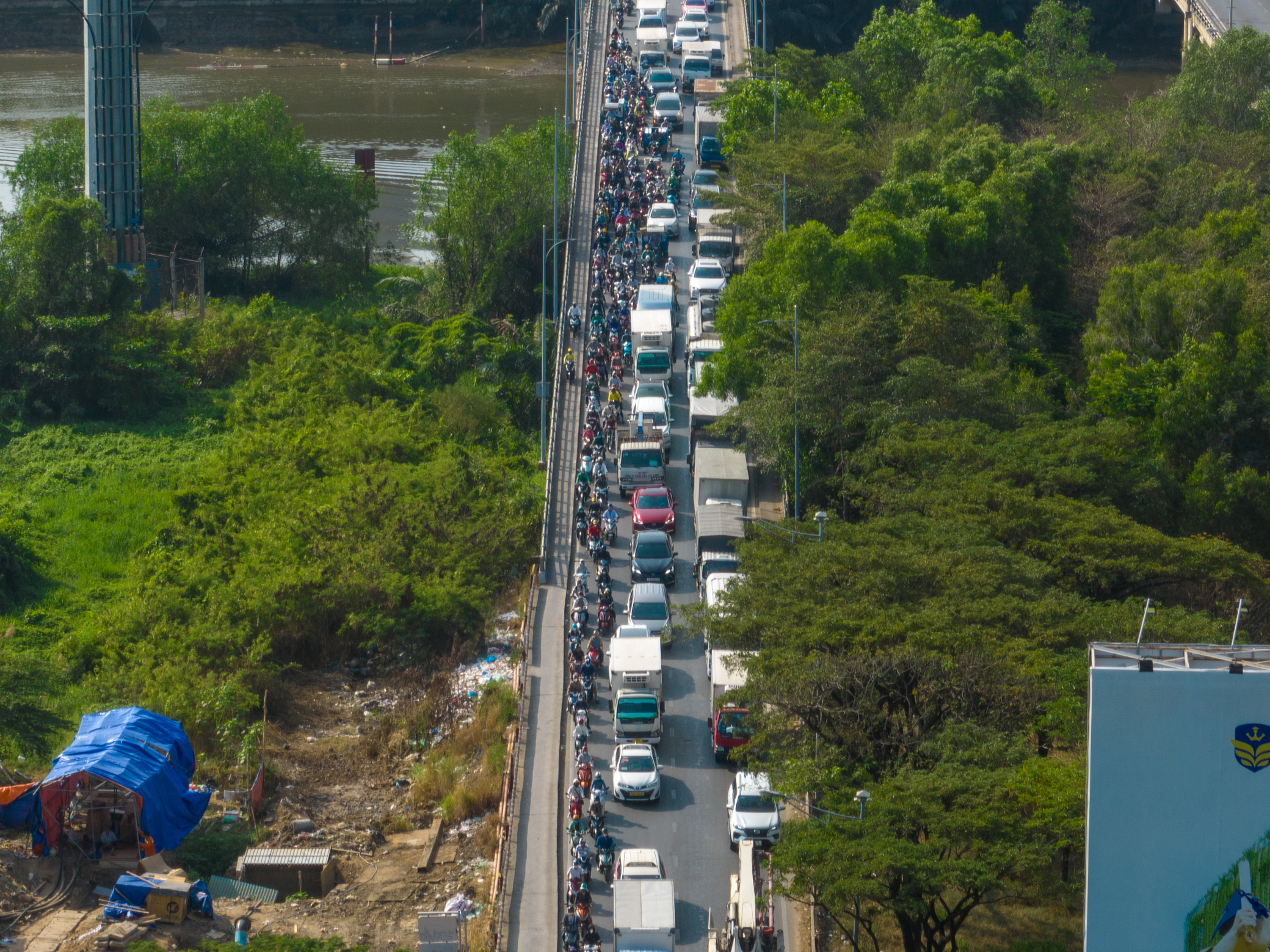Các phương tiện dày đặc qua giao lộ lớn nhất Nam Sài Gòn- Ảnh 4.