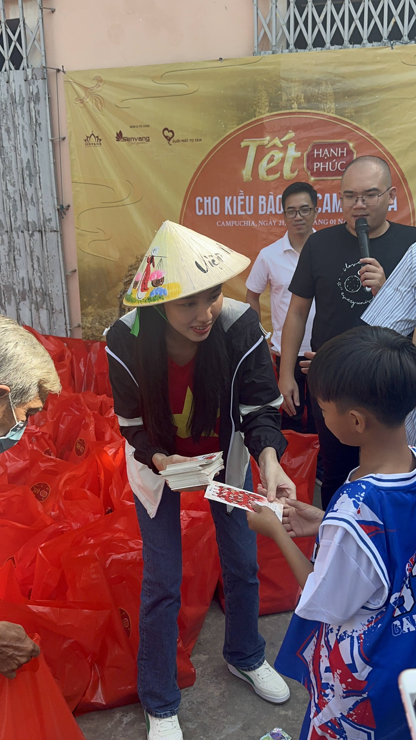 Thùy Tiên mang Tết hạnh phúc đến với bà con người gốc Việt Nam tại Campuchia- Ảnh 2.