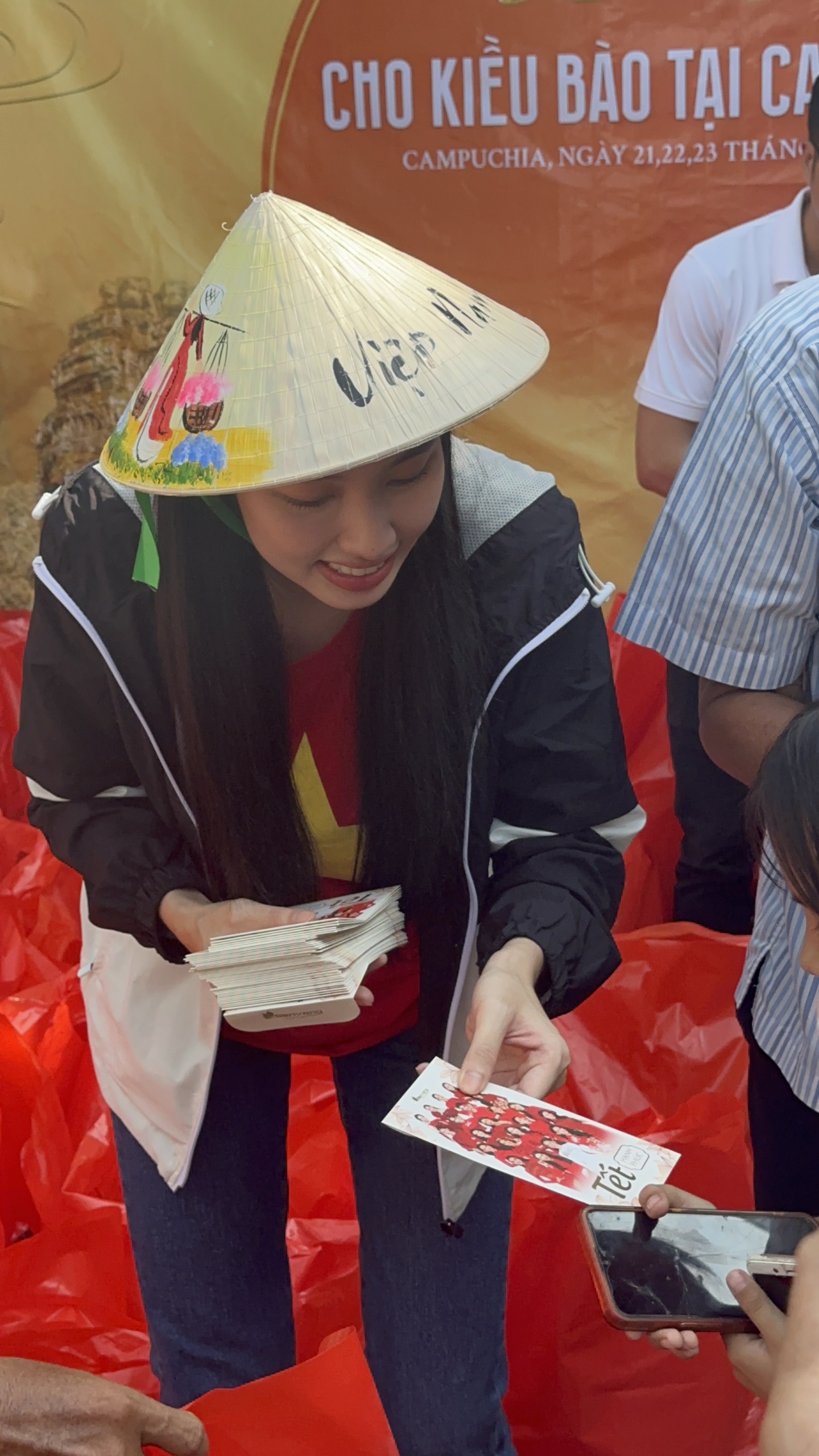 Thùy Tiên mang Tết hạnh phúc đến với bà con người gốc Việt Nam tại Campuchia- Ảnh 1.