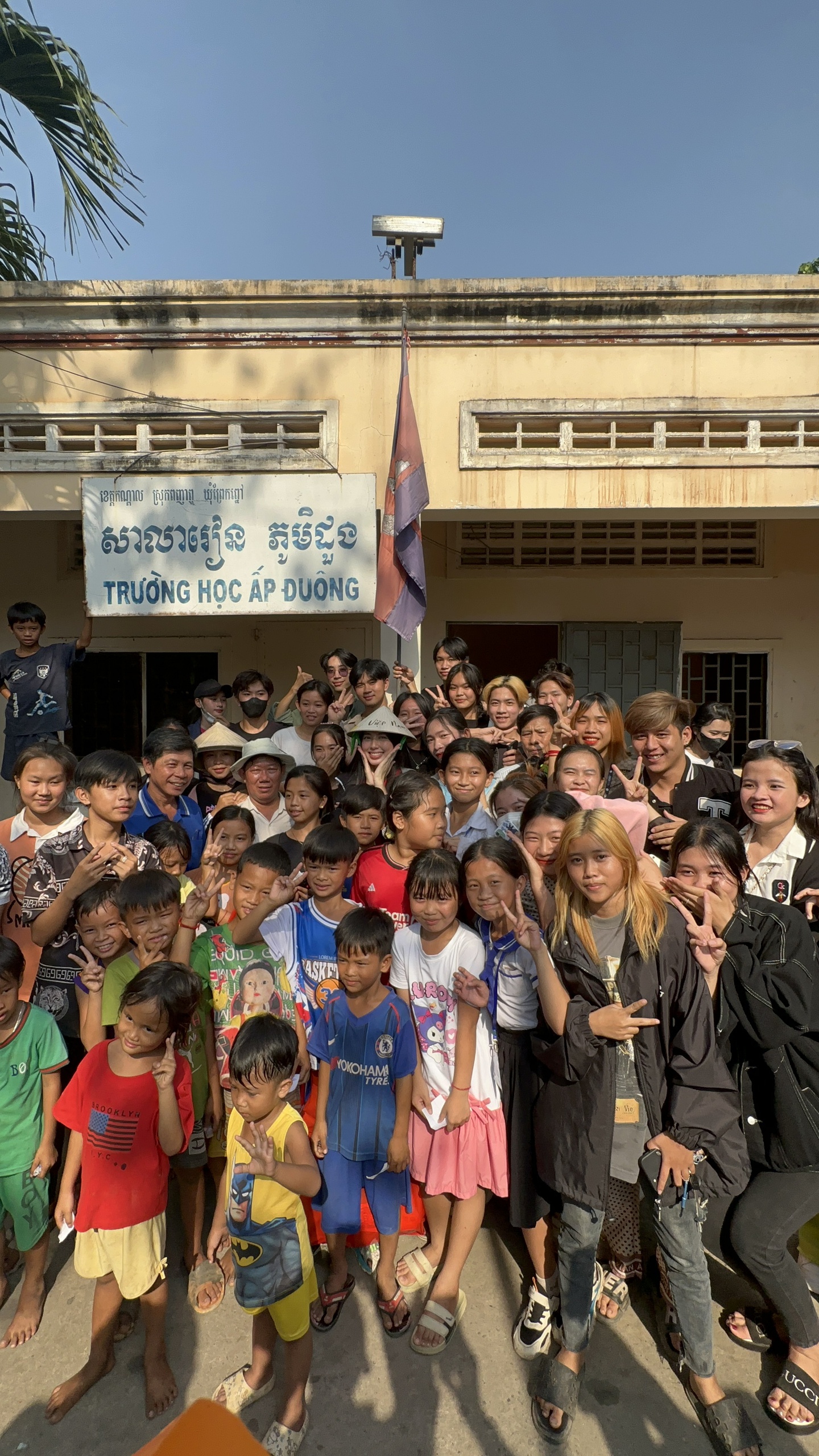 Thùy Tiên mang Tết hạnh phúc đến với bà con người gốc Việt Nam tại Campuchia- Ảnh 4.