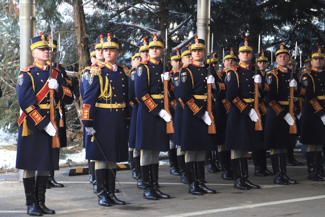 Lễ đón chính thức Thủ tướng Phạm Minh Chính thăm Romania- Ảnh 6.