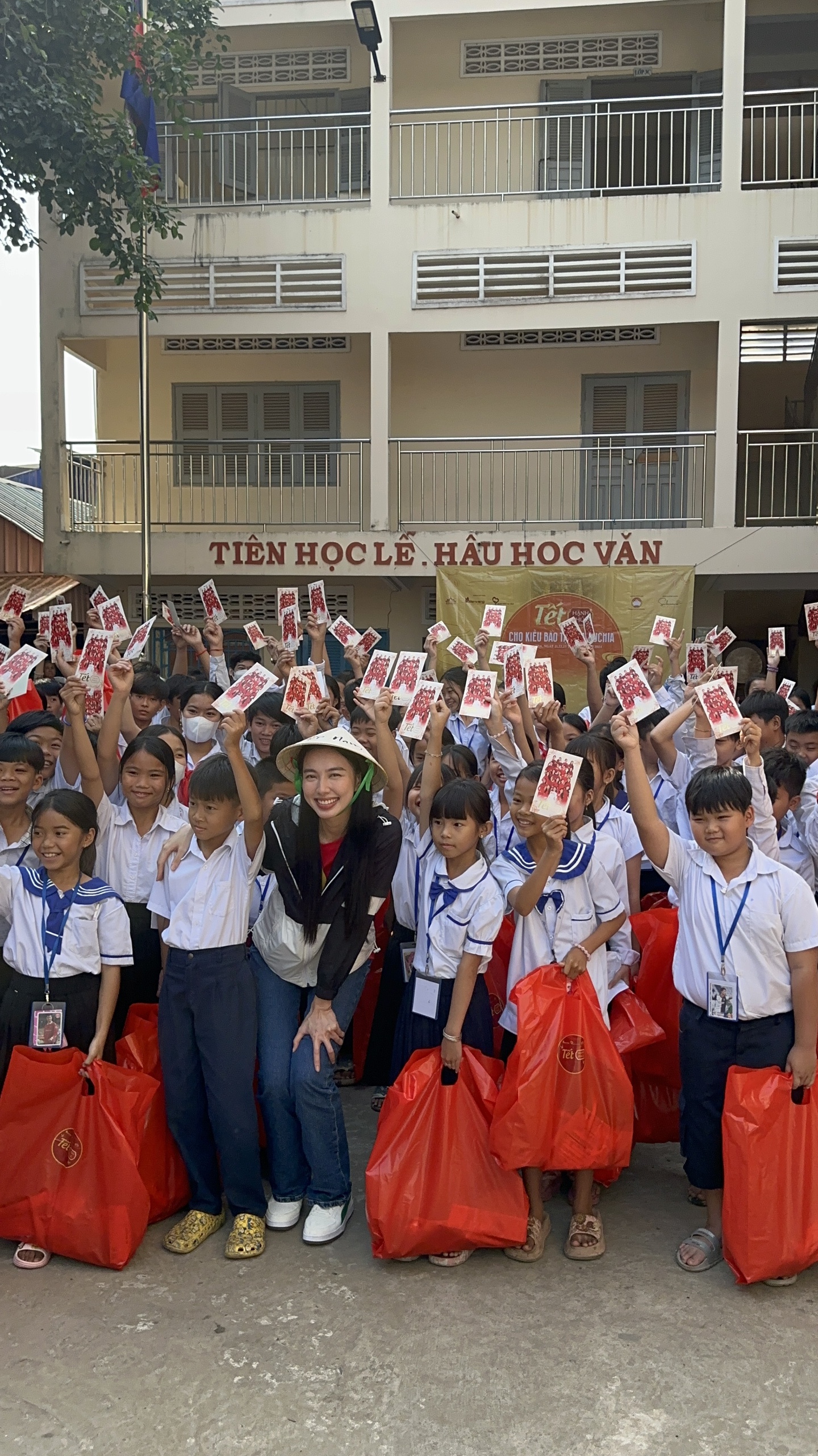 Thùy Tiên mang Tết hạnh phúc đến với bà con người gốc Việt Nam tại Campuchia- Ảnh 6.