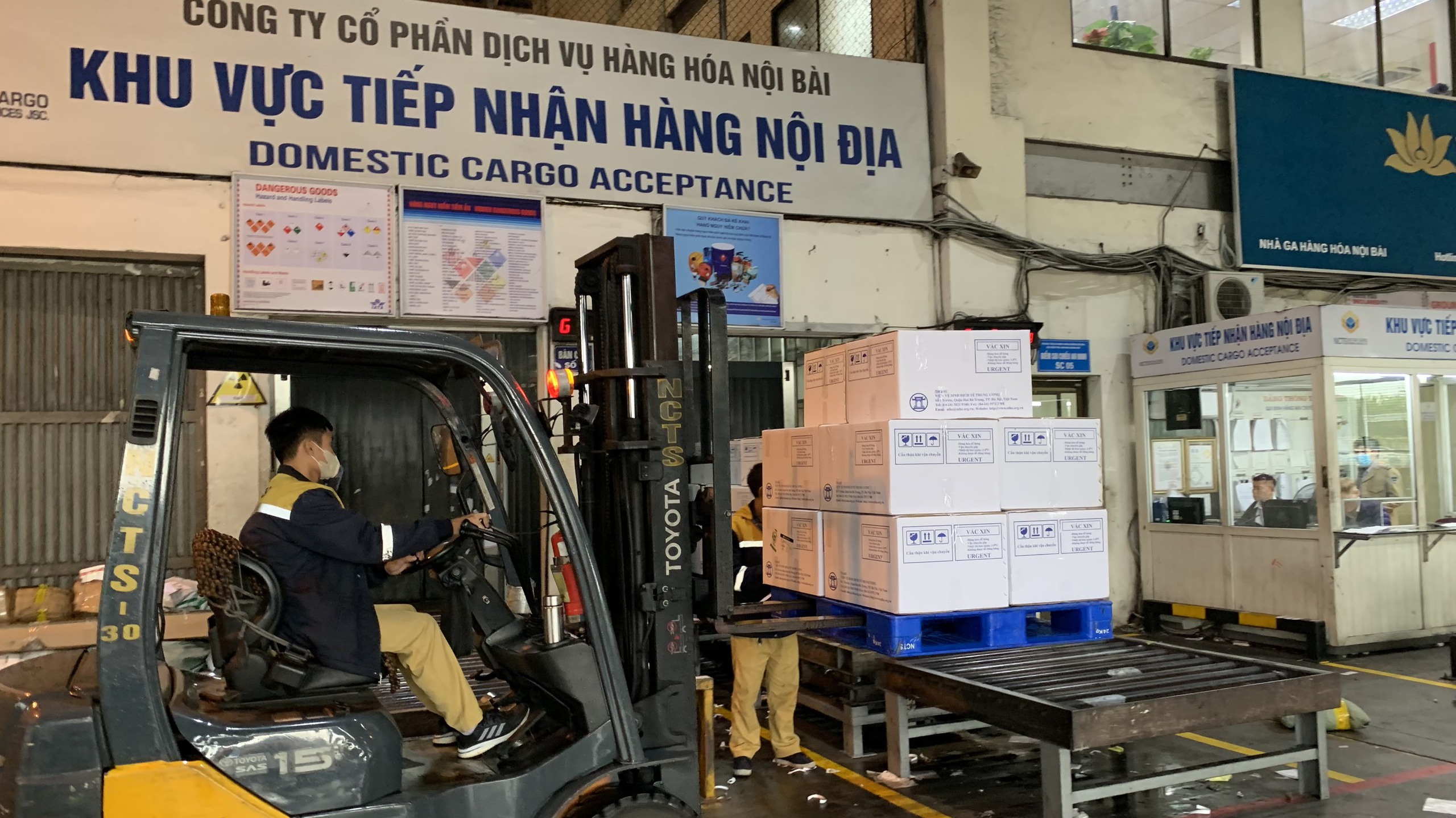 Vietnam Airlines hỗ trợ vận chuyển miễn phí hơn 7 triệu liều vắc xin- Ảnh 1.