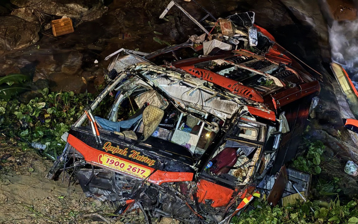 Hiện trường vụ xe khách rơi xuống vực ở La Sơn - Hòa Liên, 2 người tử vong