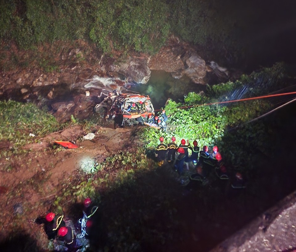 Nguyên nhân ban đầu xe khách lao xuống vực, 2 người tử vong ở Đà Nẵng- Ảnh 1.