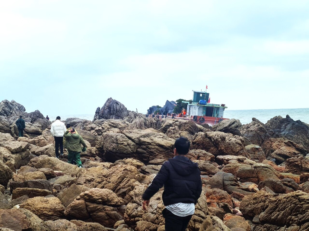Cứu hộ thành công 2 thuyền viên Trung Quốc gặp nạn trên vùng biển Quảng Ninh- Ảnh 2.
