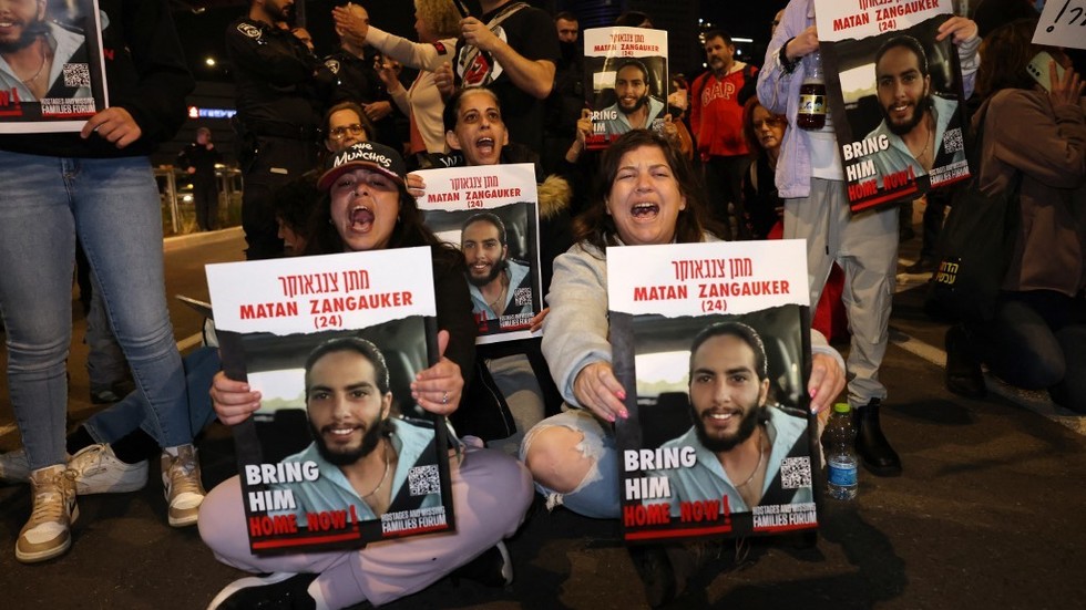 Người biểu tình mang theo ảnh chụp của những người thân đang mất tích, kêu gọi chính phủ Israel đưa họ trở về nhà sớm nhất có thể (Ảnh: AFP)