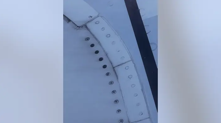 Hành khách phát hiện 4 ốc vít trên cánh máy bay bị mất, hãng hủy cả chuyến để kiểm tra- Ảnh 1.