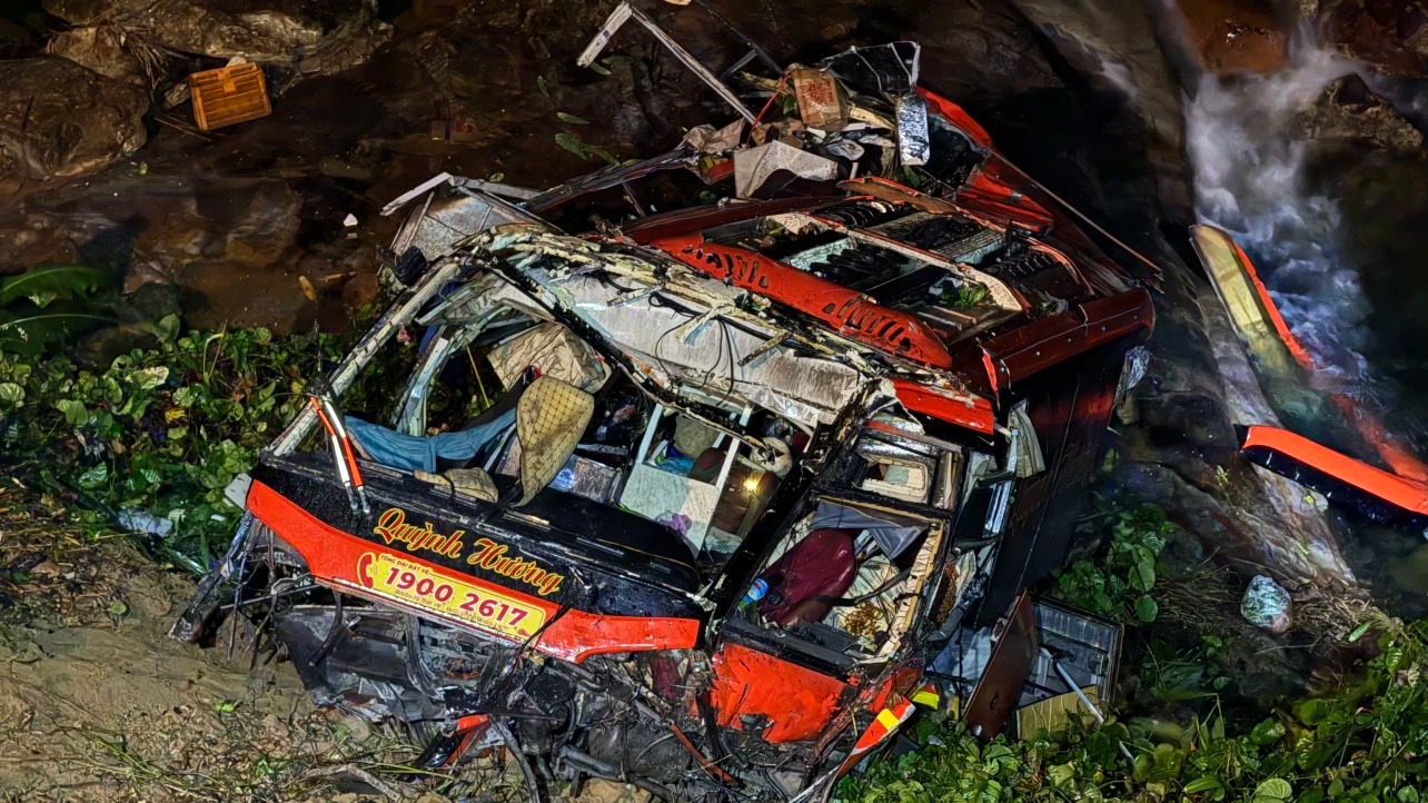 Bộ Công an chỉ đạo nóng sau vụ xe khách lao xuống vực ở Đà Nẵng, 2 người tử vong- Ảnh 1.