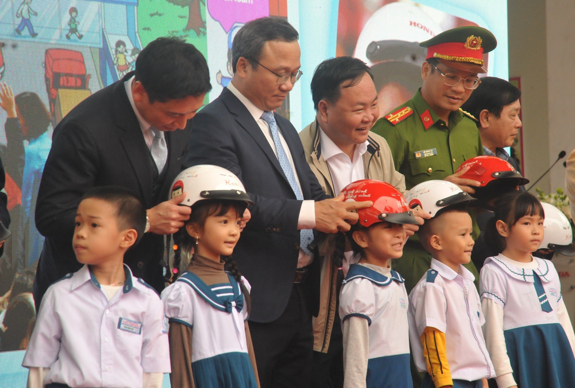 Trao tặng 2 triệu mũ bảo hiểm chất lượng cho học sinh lớp 1 tại miền Trung- Ảnh 1.