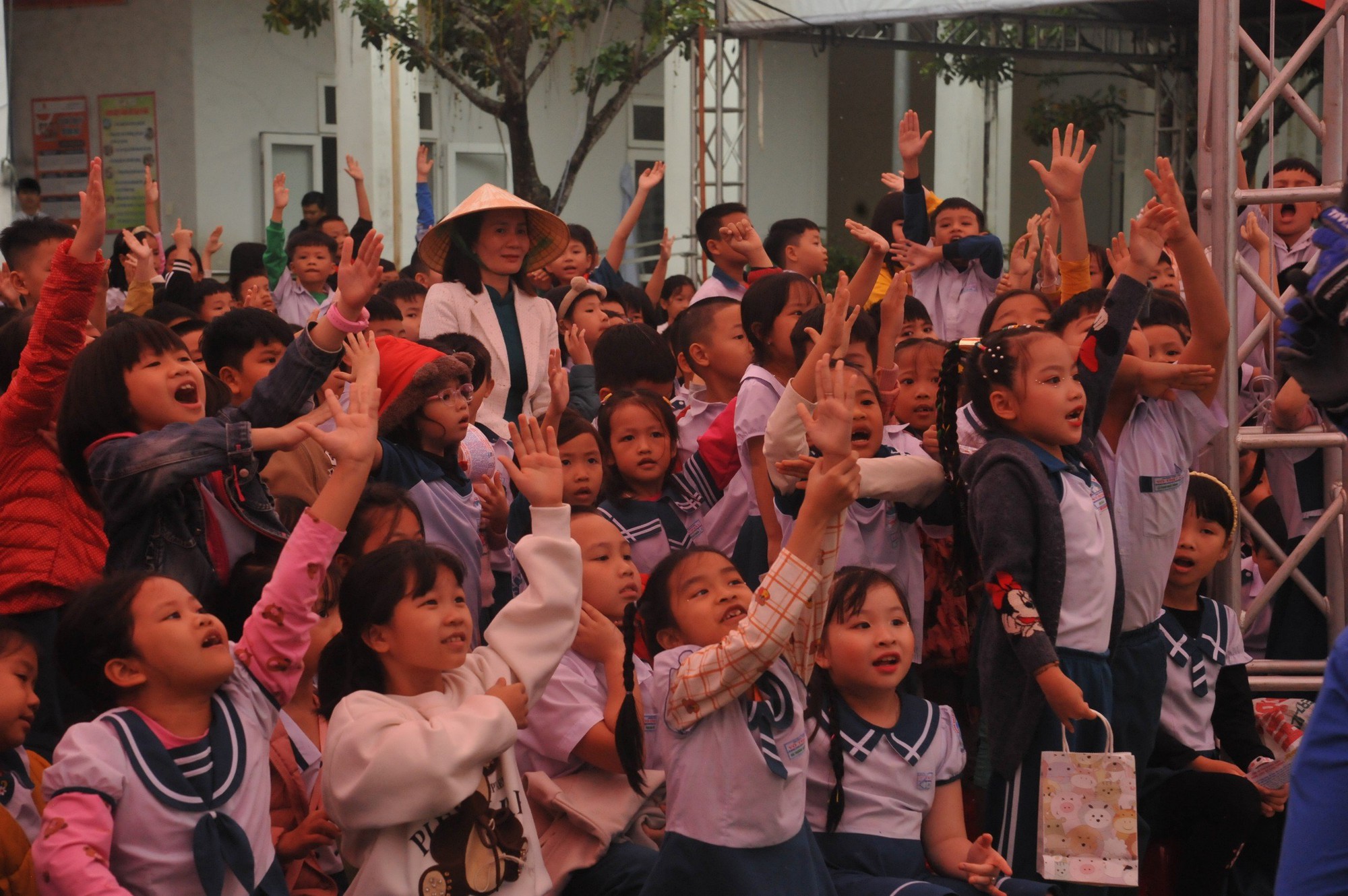 Trao tặng 2 triệu mũ bảo hiểm chất lượng cho học sinh lớp 1 tại miền Trung- Ảnh 3.