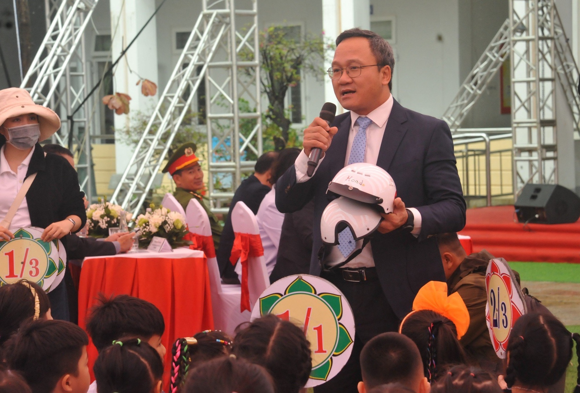 Trao tặng 2 triệu mũ bảo hiểm chất lượng cho học sinh lớp 1 tại miền Trung- Ảnh 2.