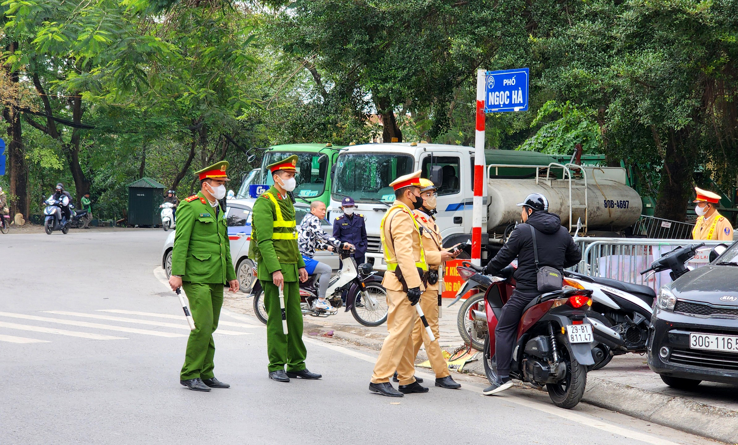 CSGT Hà Nội xử lý nồng độ cồn nội đô, hàng loạt tài xế xe máy dính phạt- Ảnh 1.