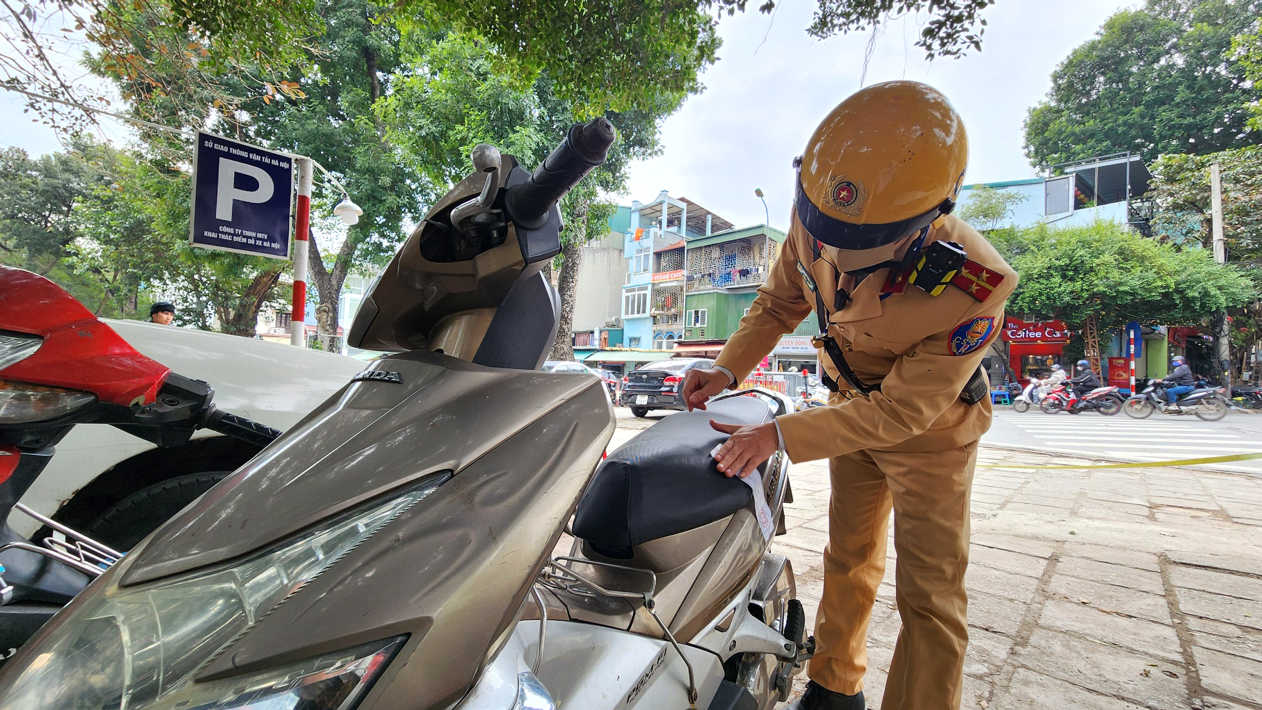 CSGT Hà Nội xử lý nồng độ cồn nội đô, hàng loạt tài xế xe máy dính phạt- Ảnh 12.