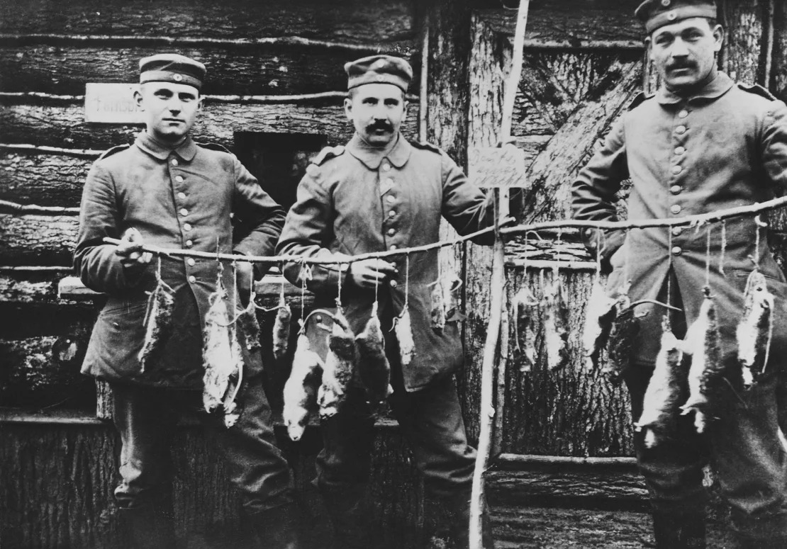 Ba binh sĩ Đức bắt được hàng chục con chuột sau một đêm trong Chiến tranh Thế giới thứ nhất (1914-1918) (Ảnh: Corbis Historical)