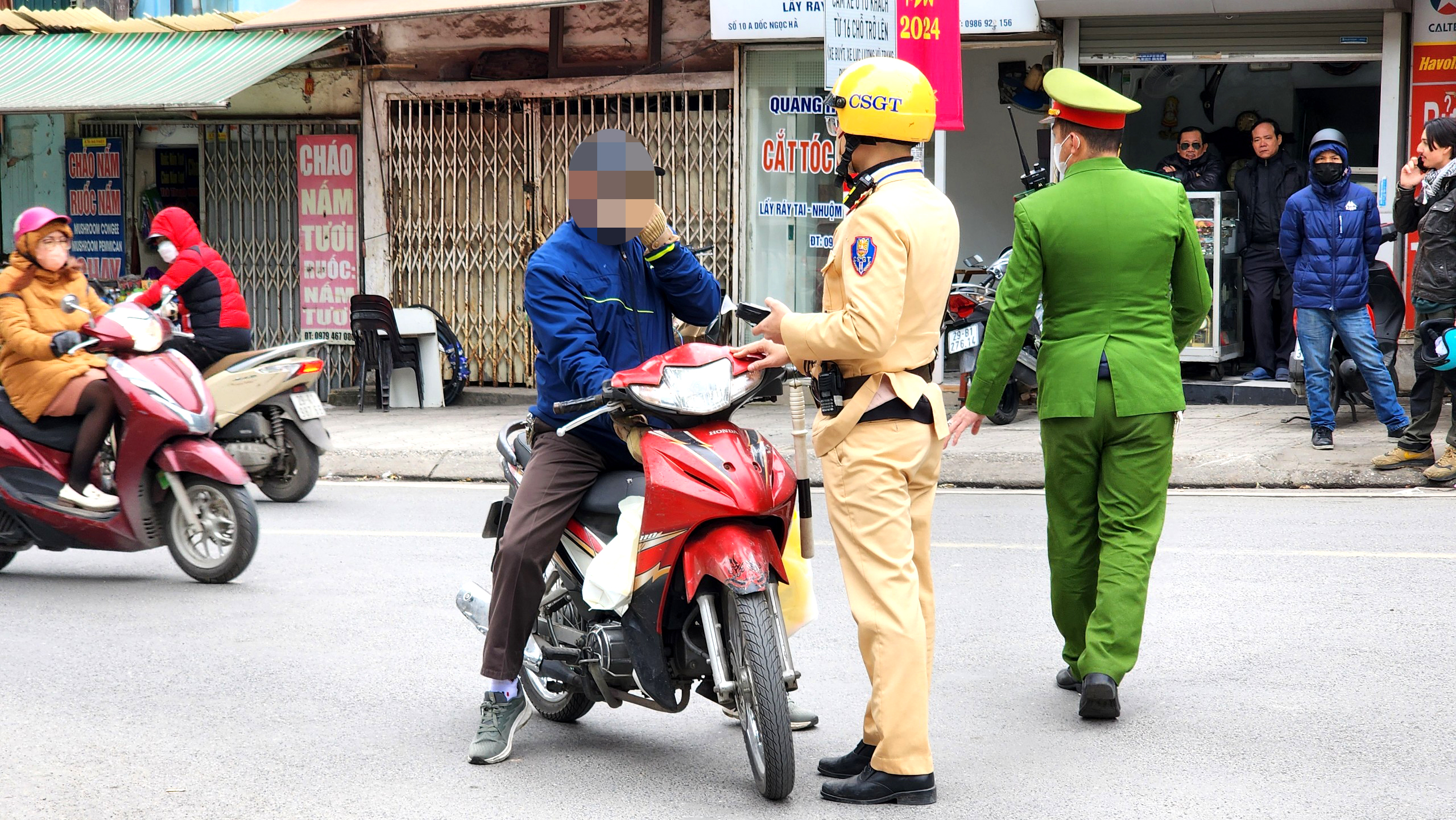 CSGT Hà Nội xử lý nồng độ cồn nội đô, hàng loạt tài xế xe máy dính phạt- Ảnh 3.