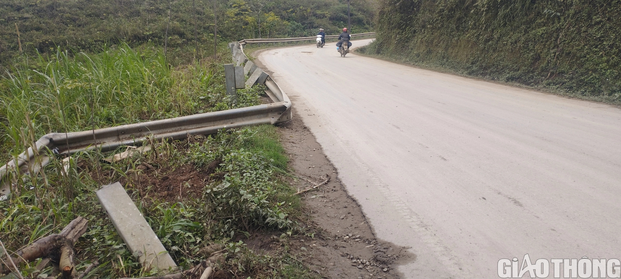Nhiều hộ lan và mặt đường hư hỏng trên tuyến QL279 qua Lào Cai- Ảnh 1.