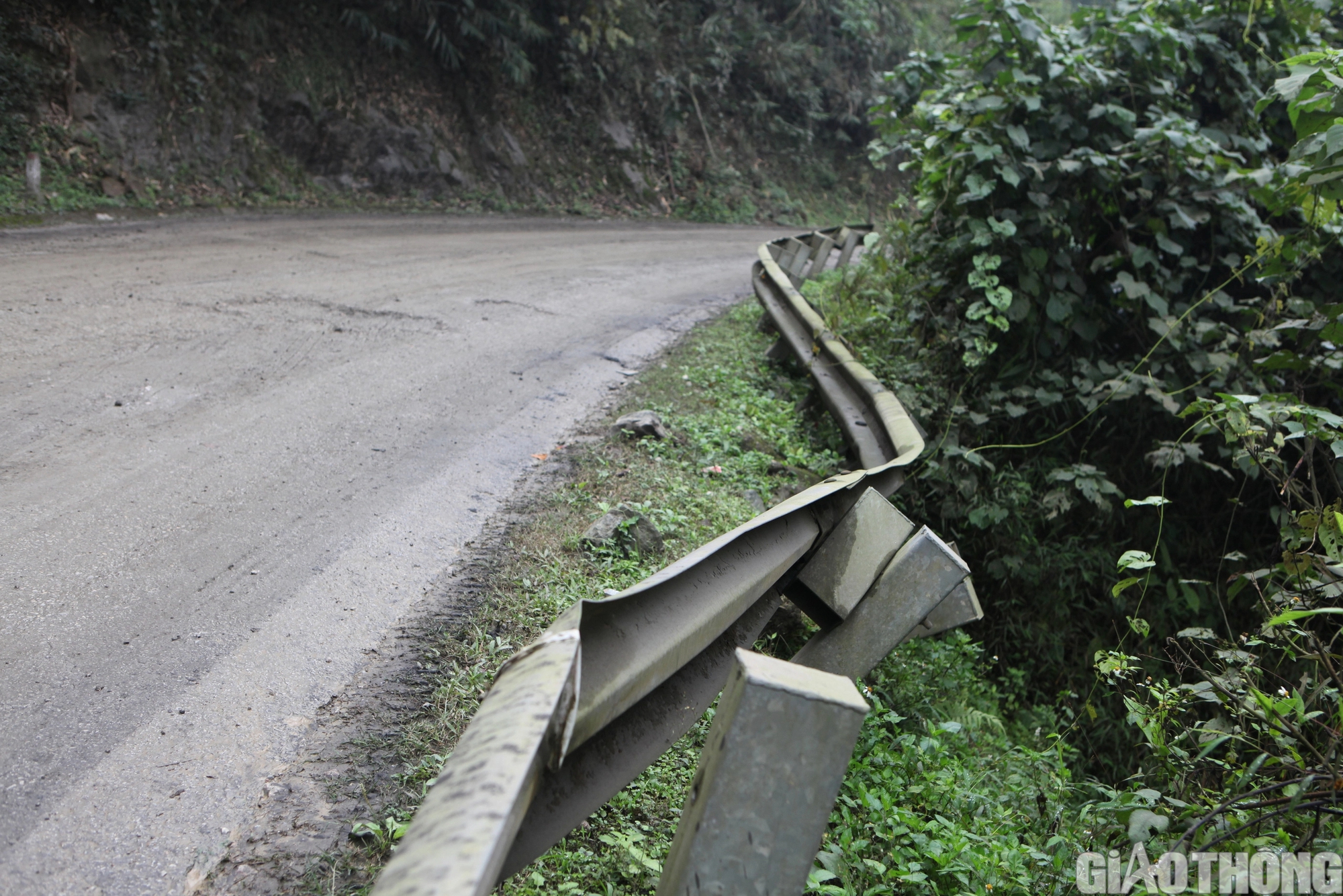 Nhiều hộ lan và mặt đường hư hỏng trên tuyến QL279 qua Lào Cai- Ảnh 6.