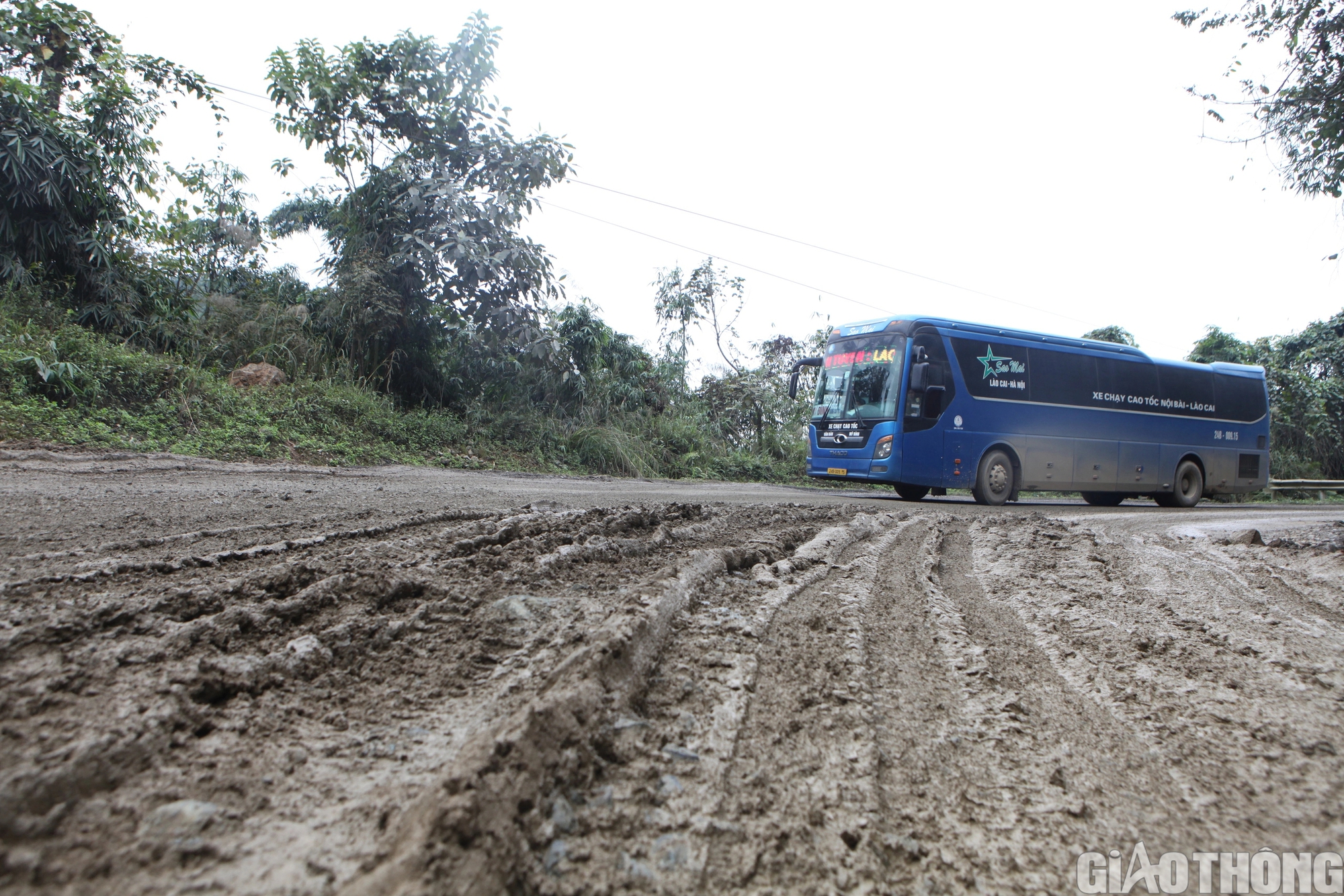 Nhiều hộ lan và mặt đường hư hỏng trên tuyến QL279 qua Lào Cai- Ảnh 8.