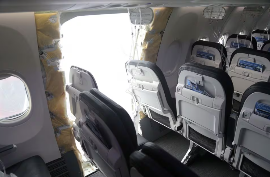 Từ vụ bay cửa phụ, hãng bay Mỹ phát hiện nhiều chiếc Boeing 737 Max 9 có vấn đề- Ảnh 1.