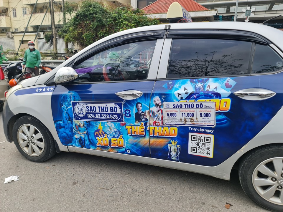 Hà Nội: Taxi ngang nhiên dán quảng cáo trang web cờ bạc- Ảnh 1.
