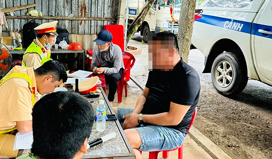 CSGT Bình Định phát hiện lái xe đường dài dương tính ma túy trên quốc lộ 1- Ảnh 1.