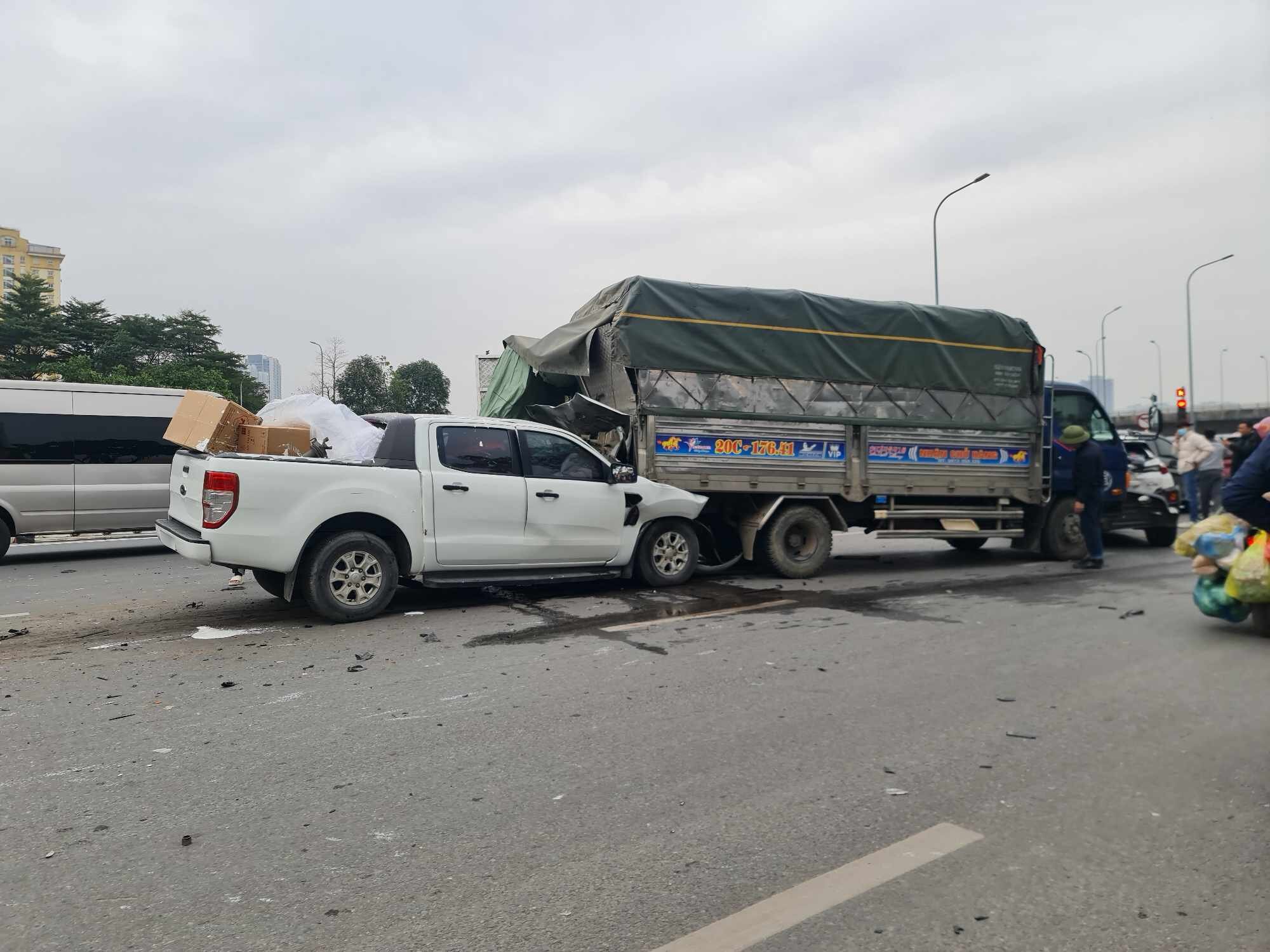 Hà Nội: Tai nạn liên hoàn khiến 6 ô tô hư hỏng nặng- Ảnh 2.