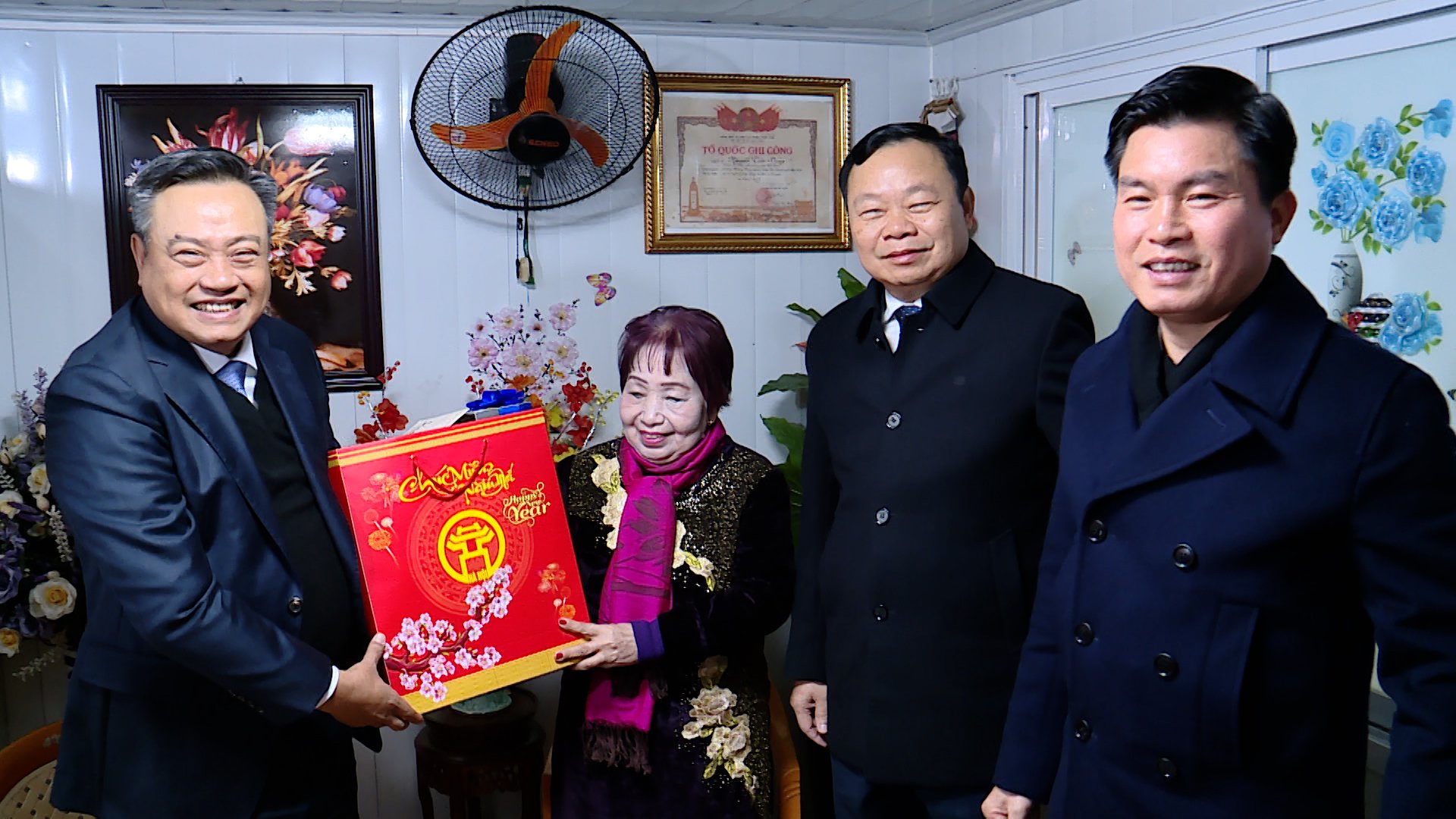 Chủ tịch Hà Nội Trần Sỹ Thanh thăm, chúc Tết người có công và gia đình chính sách- Ảnh 1.