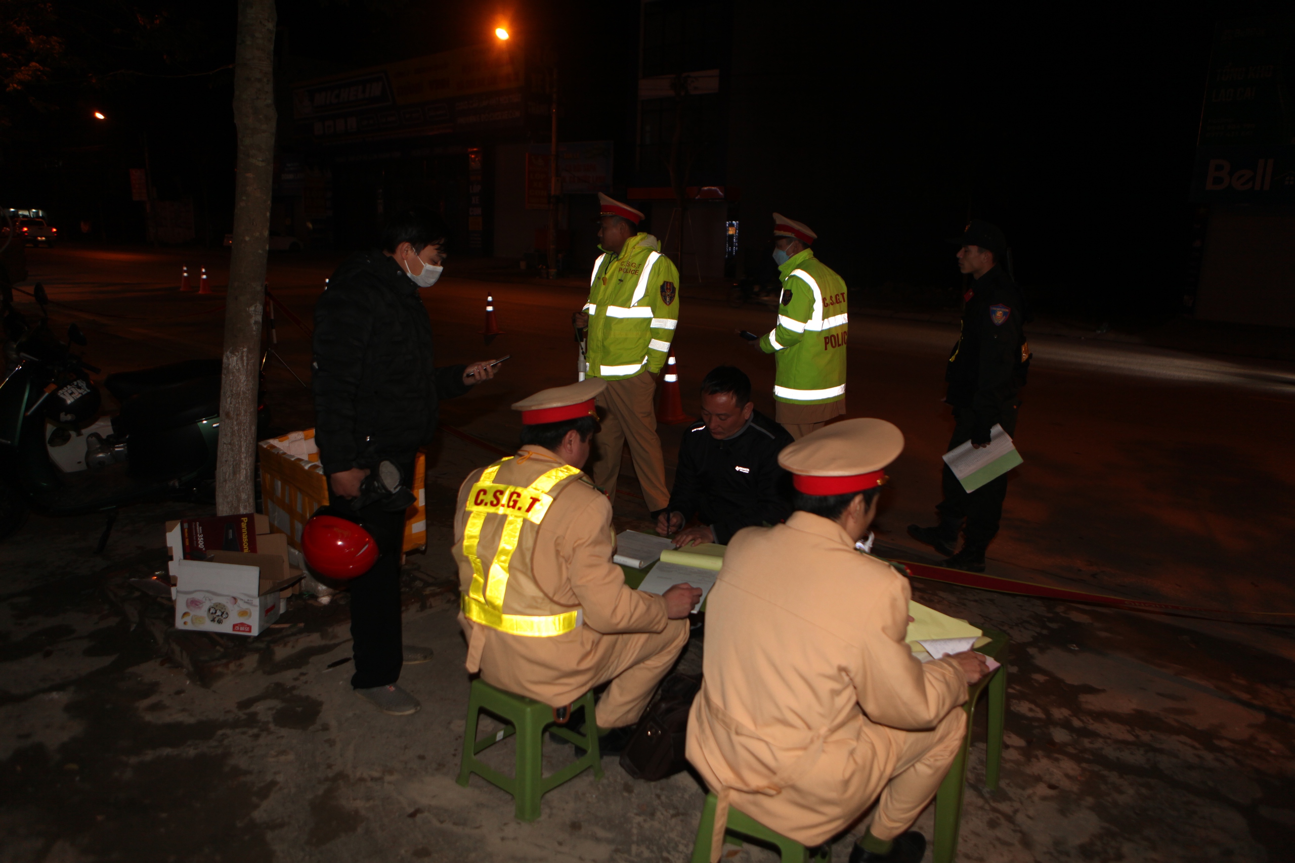 CSGT Lào Cai tuần tra xuyên đêm, xử lý vi phạm giữa thời tiết lạnh thấu xương- Ảnh 3.