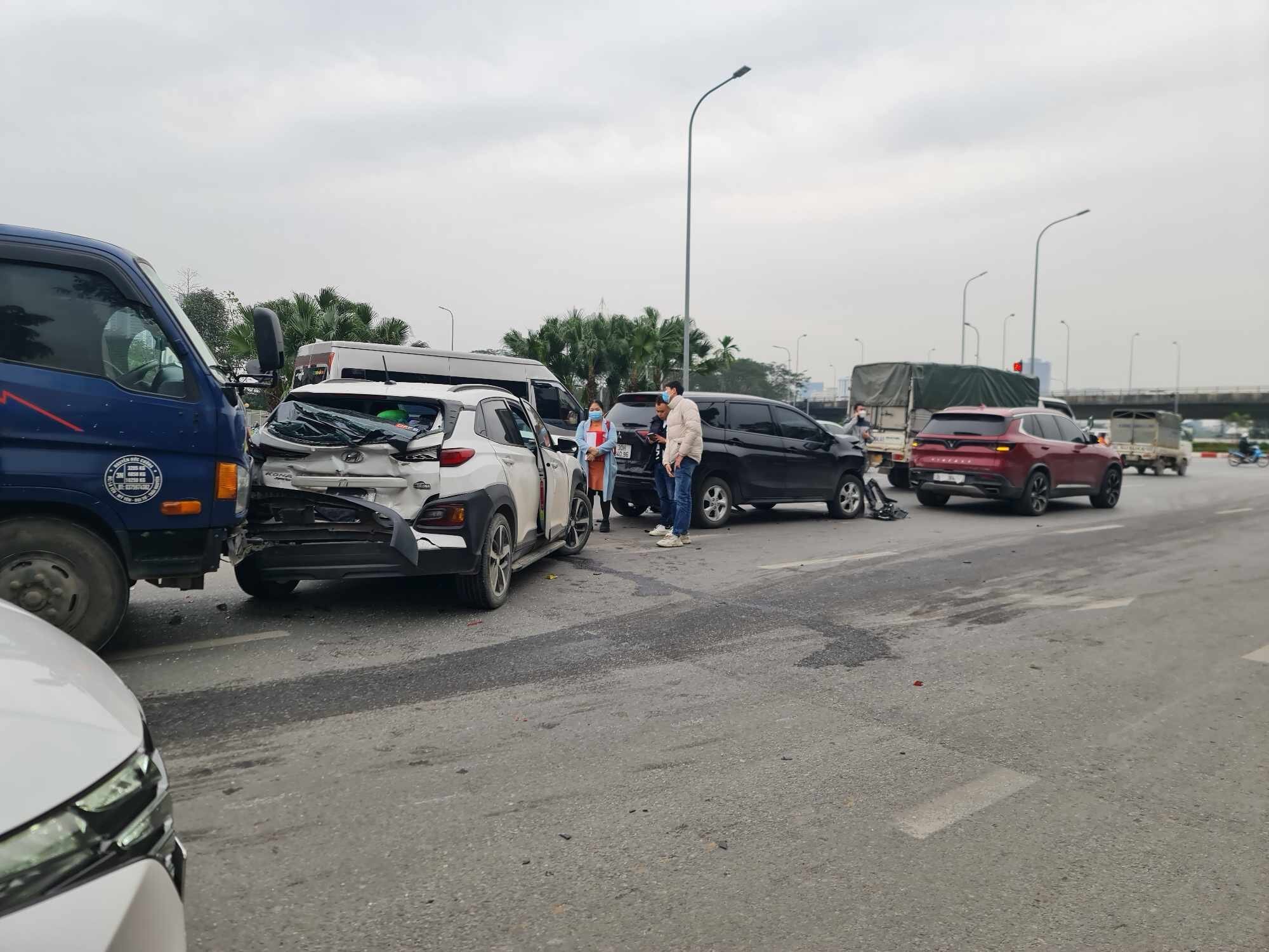 Hà Nội: Tai nạn liên hoàn khiến 6 ô tô hư hỏng nặng- Ảnh 1.
