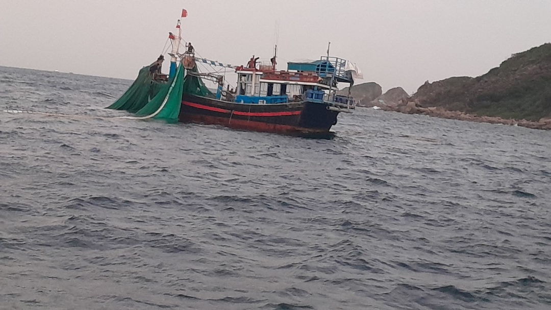 Hai tàu cá ở Khánh Hòa bị phạt 350 triệu vì đánh bắt trong vùng biển cấm- Ảnh 1.
