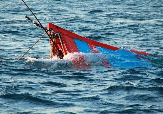 Hai tàu cá bị chìm, 3 thuyền viên mất tích trên vùng biển Quảng Bình- Ảnh 1.