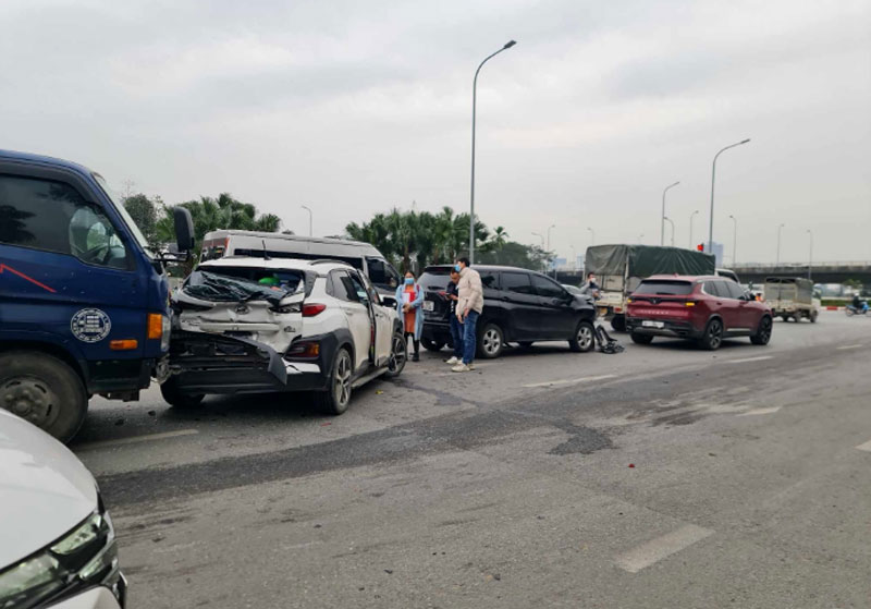 Hiện trường vụ tai nạn liên hoàn khiến 6 ô tô hư hỏng nặng ở TP Hà Nội.