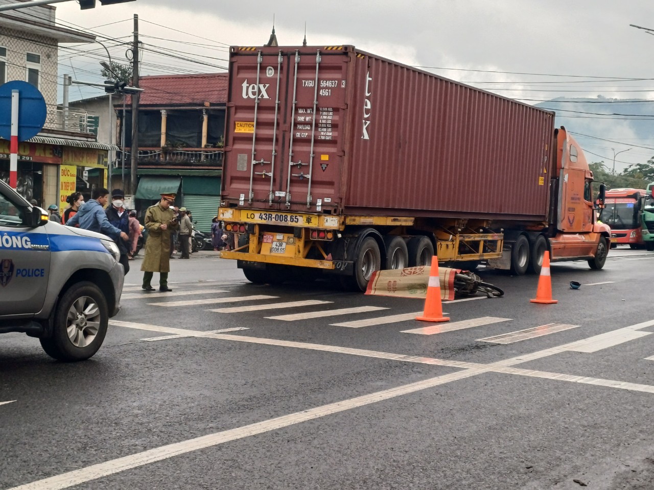 Tai nạn giao thông trên quốc lộ 1 qua Thừa Thiên Huế, vợ tử vong, chồng bị thương- Ảnh 1.