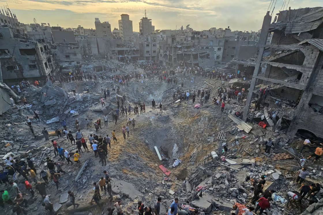 Một trại tị nạn của người dân Gaza bị oanh tạc thảm khốc (Ảnh: Reuters)