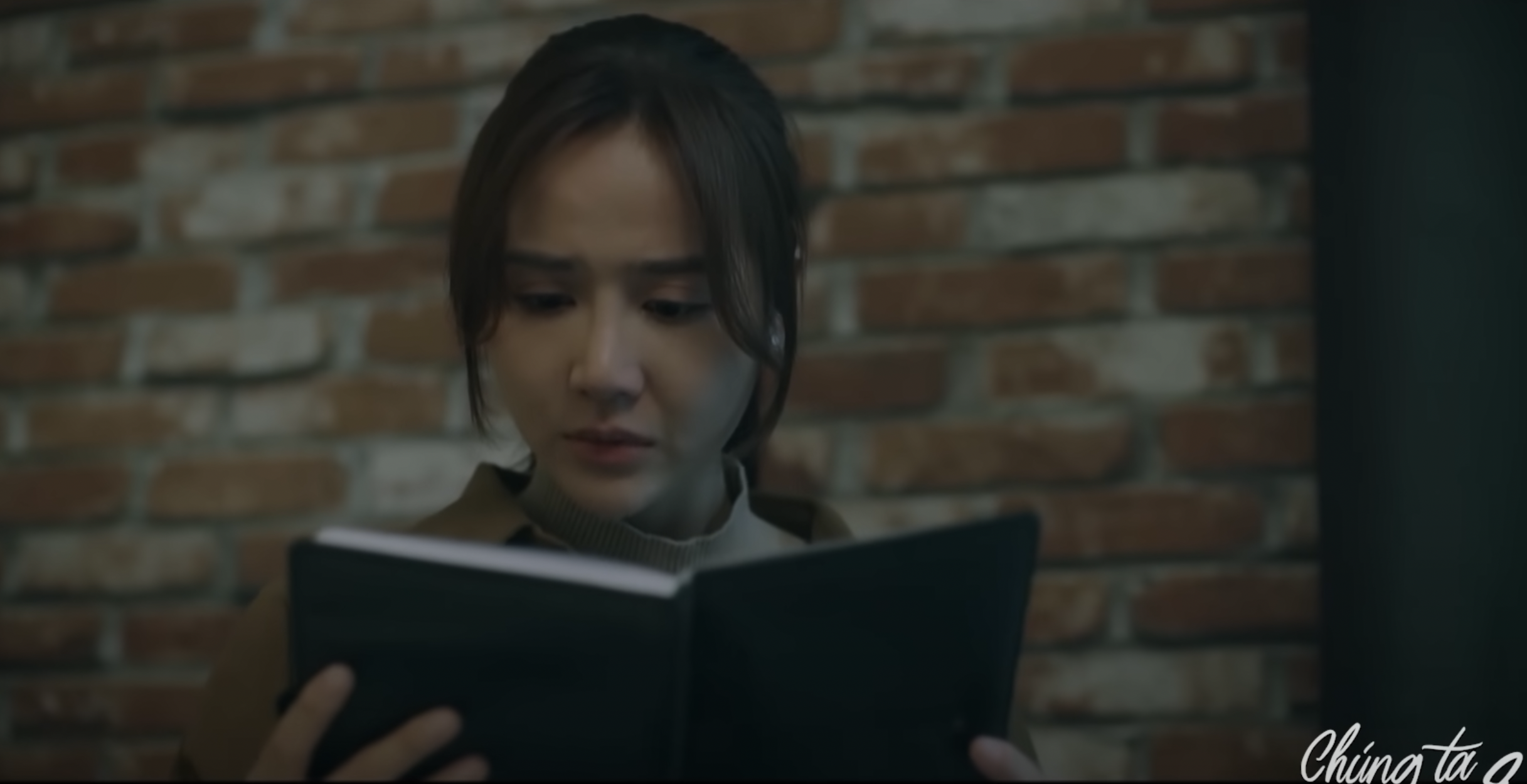 Duong descubrió la verdad al leer el diario del Sr. Quang. Dương phát hiện ra sự thật khi đọc nhật ký của ông Quảng/