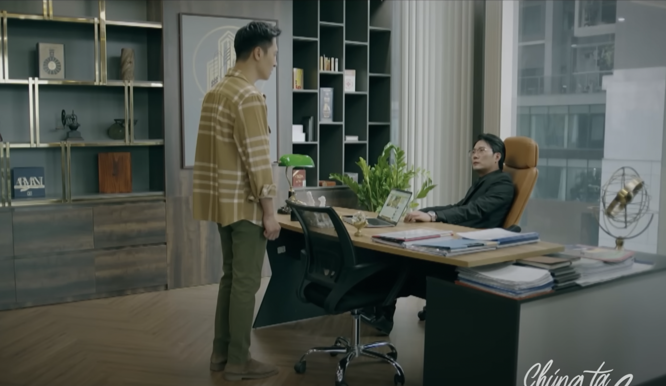 Lam discutió con el jefe Giang, decidido a protegerlo. Lâm tranh luận với sếp Giang, quyết tâm bảo vệ