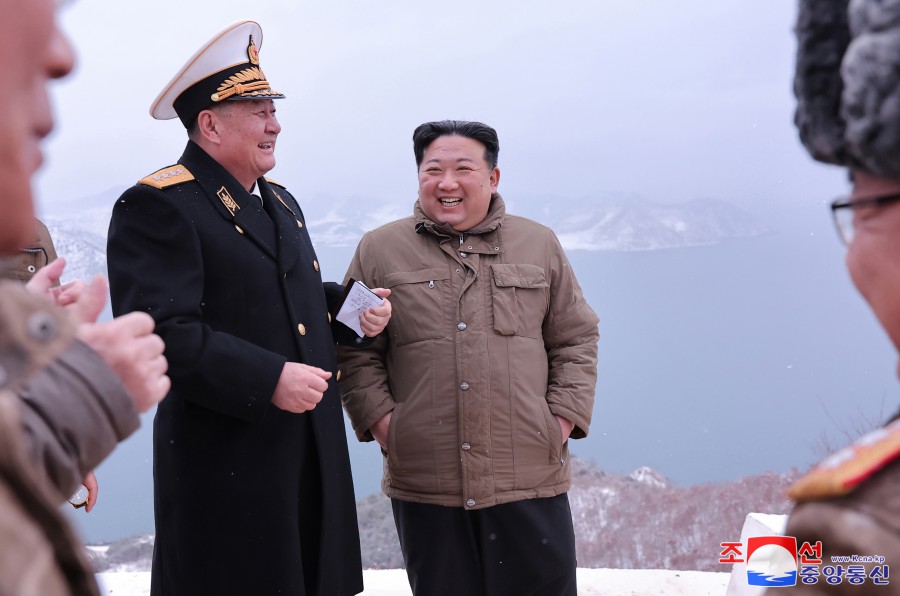 Nhà lãnh đạo Triều Tiên bày tỏ hài lòng sau vụ phóng thử tên lửa hành trình từ tàu ngầm, nhấn mạnh sự cấp thiết trong việc củng cố lực lượng hải quân thông qua vũ khí hạt nhân (Ảnh: KCNA)