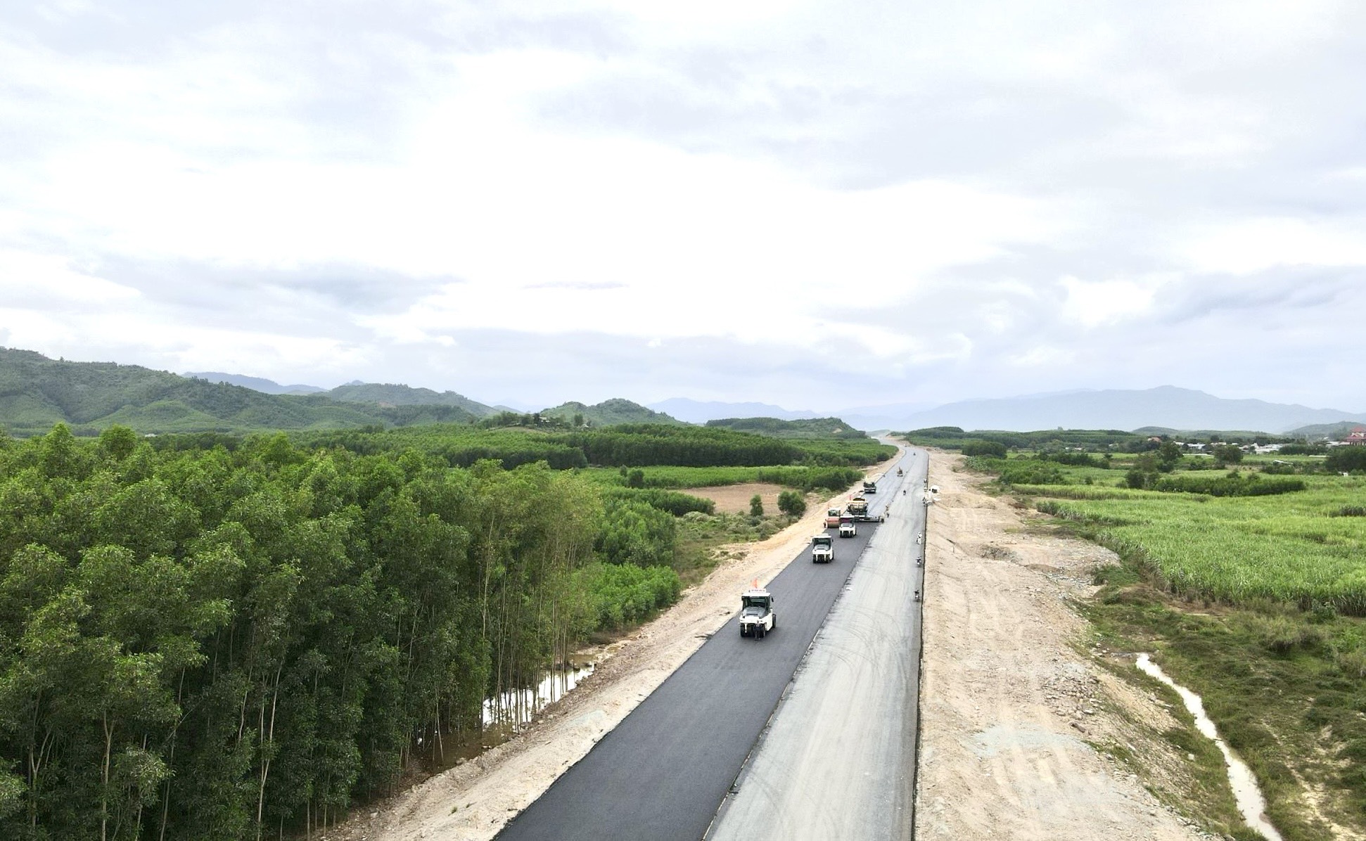 Tranh thủ thời tiết thuận lợi đẩy tiến độ cao tốc Vân Phong - Nha Trang- Ảnh 1.