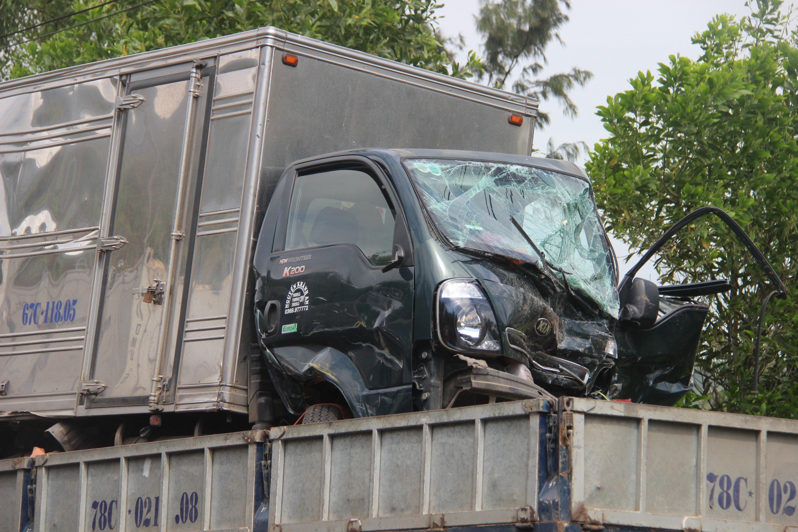 4 xe tải nát bét sau cú tông liên hoàn trên đoạn đường đèo giáp ranh Bình Định và Phú Yên- Ảnh 4.